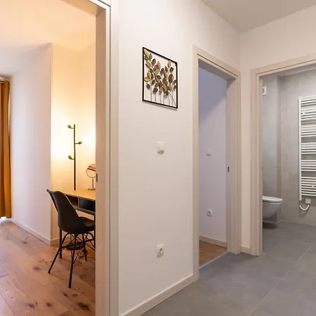 Gold With Free Parking Пула