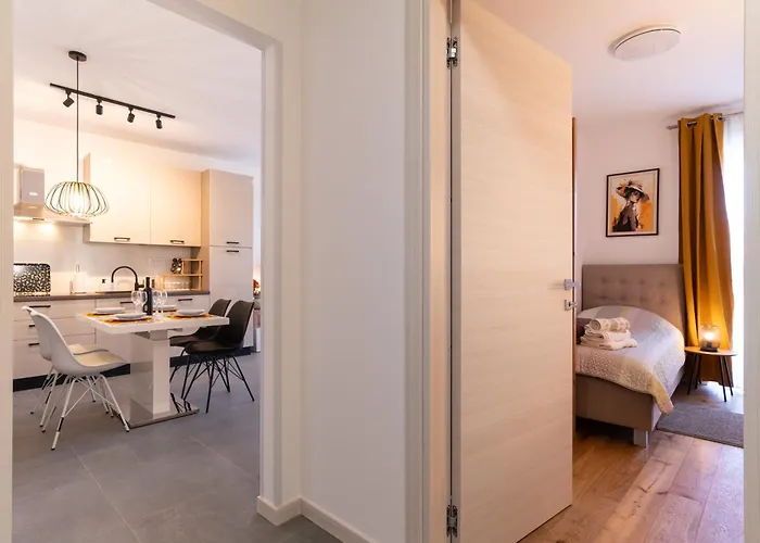 Gold With Free Parking Apartament