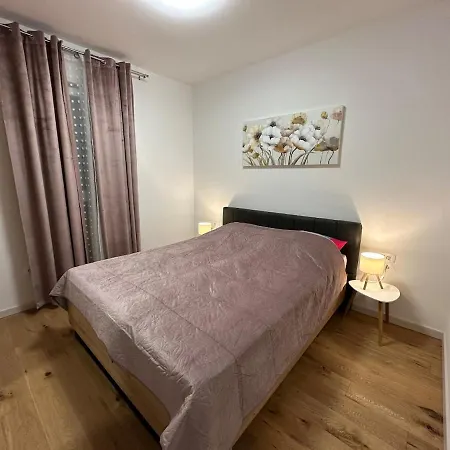 Gold Apartment *