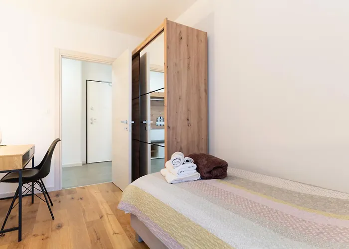 Gold With Free Parking * 普拉