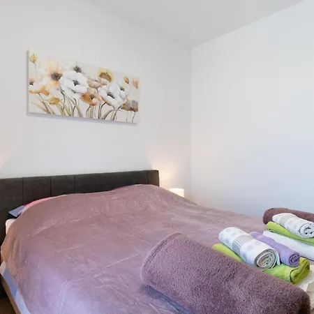 Gold With Free Parking Apartman Póla