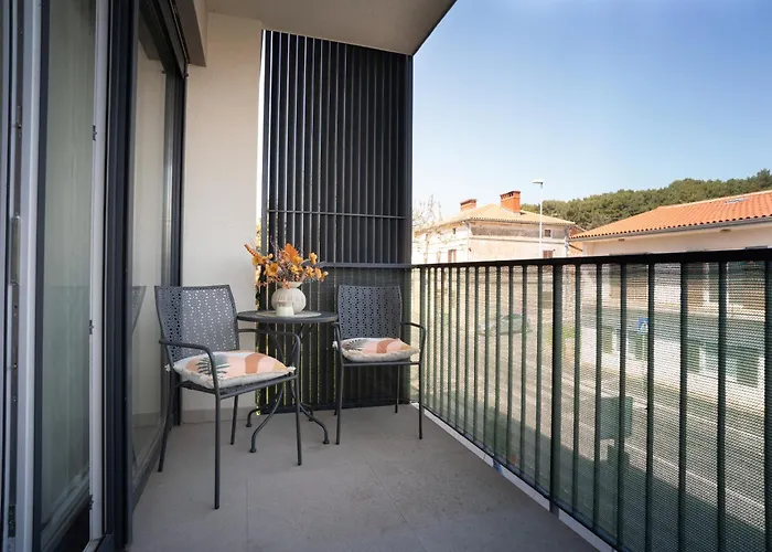 Gold With Free Parking Apartment Pula